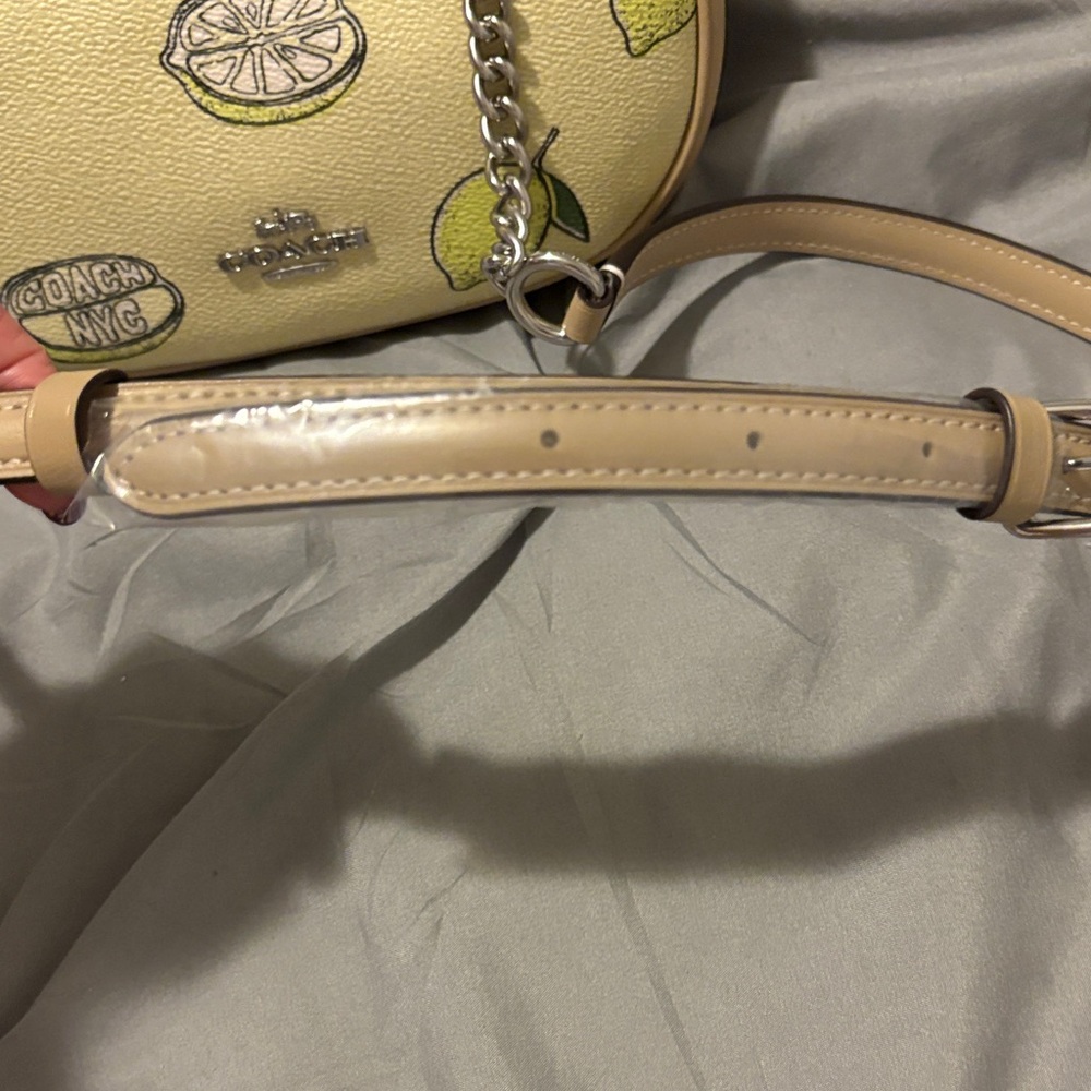 Nwt Coach Lemon 🍋 Print Handle/Crossbody w/Silver & Card Holder. PRICE IS FIRM ! - Picture 5 of 11